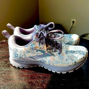 Brooks size 6 Revel